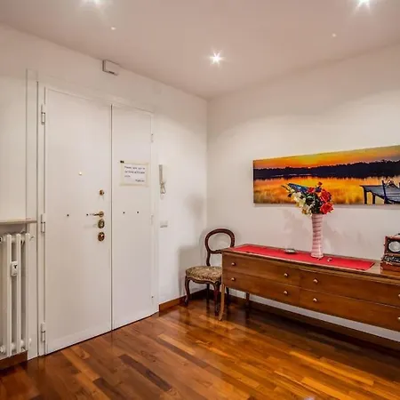 Homely - Spacious In Gianicolo District Lejlighed