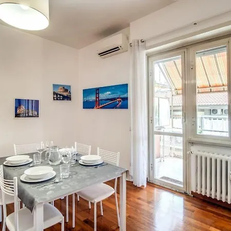 Homely - Spacious In Gianicolo District Daire