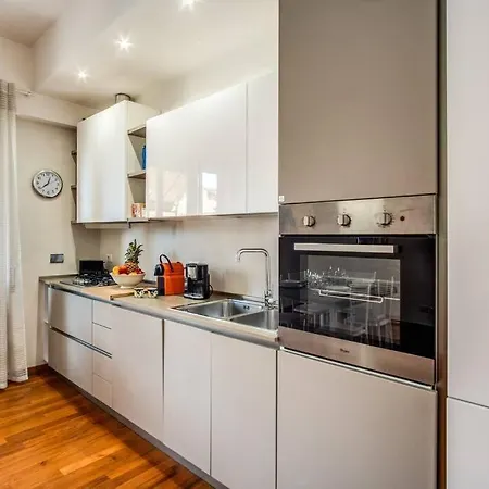 Homely - Spacious In Gianicolo District Apartment